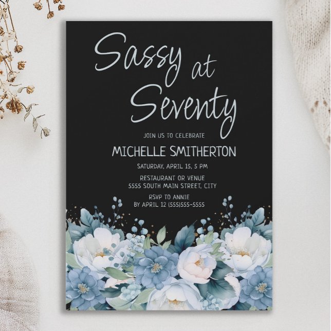 Sassy bei 70 dusty Blue White Floral Black Geburts Einladung (Dusty blue and white floral on black "Sassy at 70" women's birthday party invitation)
