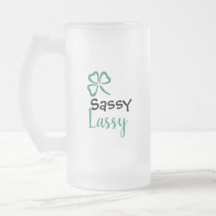 Sassy Lassy mit Shamrock für St. Patrick's Day Mattglas Bierglas