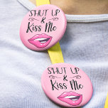 Sassy Lips halten auf und küssen mich Button<br><div class="desc">Fügen Sie Ihrem Stil eine spielerische Touch hinzu, mit diesem schicken "Shut Up and Kiss Me"-Button mit einer frechen Cartoon-Abbildung der Lippen einer Frau, die einen pulsierenden magentafarbenen Lippenstift trägt und sich spielerisch in die Lippen beißt. Dieses schicke Accessoire eignet sich hervorragend, um Ihre kühn und kokette Seite zu zeigen....</div>