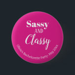 Sassy Pink Junggeselinnen-Abschied Button<br><div class="desc">Holen Sie sich das Party mit dem Funny Sassy und Classy Pink Junggeselinnen-Abschied Button gestartet! Dieses Accessoire ist ideal, um Ihrem Junggeselinnen-Abschied eine Touch Spaß und Spaß hinzuzufügen. Mit seinen rosa- und weißen Farben können Sie sie mit Ihrer eigenen Textnachricht anpassen, unabhängig davon, ob es sich um den Namen der...</div>