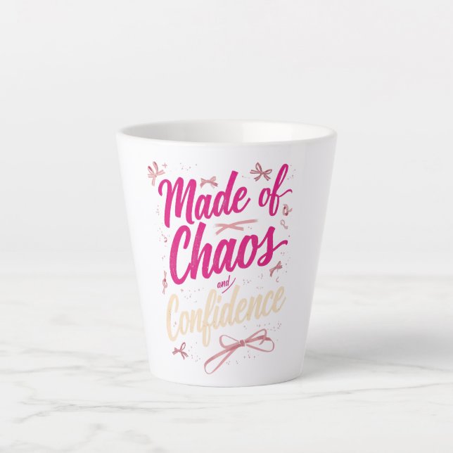Sassy Pink Typography Chaos And Confidence Milchtasse (Vorderseite)