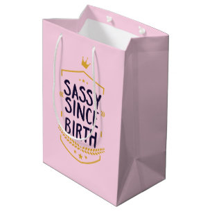 Sassy Seit der Geburt Humour Name Funny Attitude Mittlere Geschenktüte