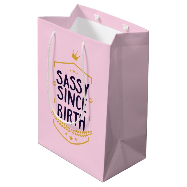 Sassy Seit der Geburt Humour Name Funny Attitude Mittlere Geschenktüte (Rückseite Schrägansicht)