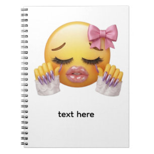 Sassy-Weinendes Emoji mit rosa Schleife und Nägeln Notizblock