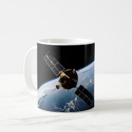 Satellit umkreist die Erde aus dem Weltraum Kaffeetasse