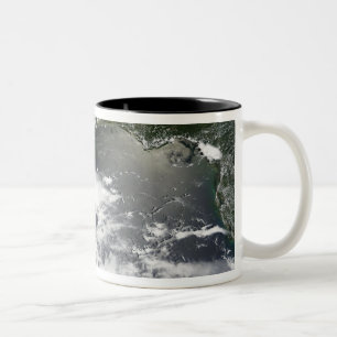 Satellitenansicht des Öls 2 leckend Zweifarbige Tasse