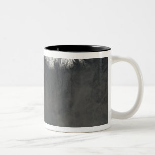 Satellitenansicht einer Aschenwolke 4 Zweifarbige Tasse