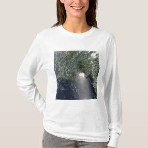 Satellitenansicht einer Ölpest T-Shirt