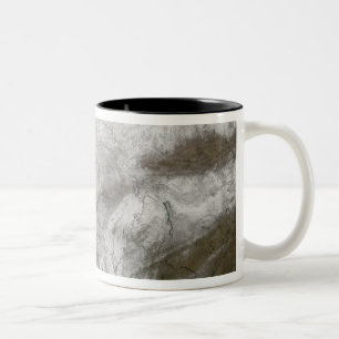 Satellitenansicht eines strengen Wintersturms Zweifarbige Tasse