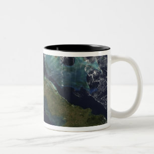 Satellitenansicht von Kuba Zweifarbige Tasse