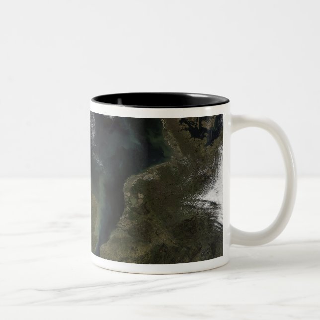 Satellitenbild Nordeuropas Zweifarbige Tasse (Rechts)