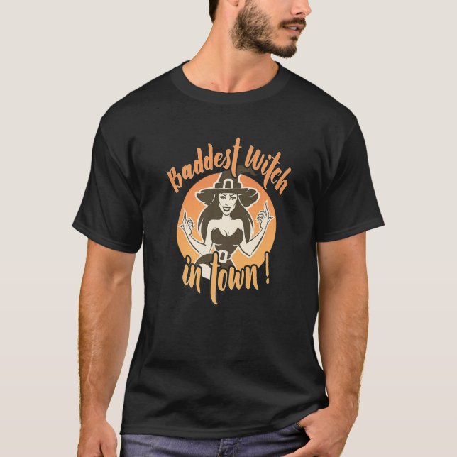 Sattelhexe im städtischen Halloween mit Hut T-Shirt (Vorderseite)