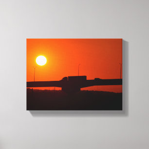 Sattelschlepper über Bridge Sonnenuntergang Leinwanddruck