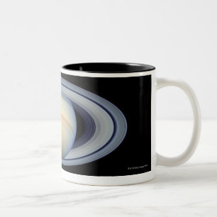 Saturn mit Ringen an Weitwinkel zur Erde Zweifarbige Tasse