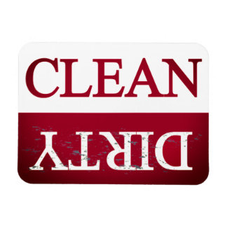 Saubere magentafarbene Geschirrspülmaschine Magnet