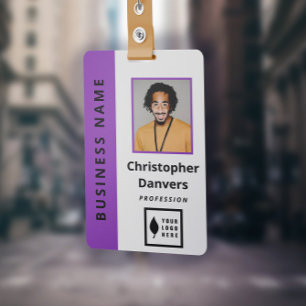 Sauberes Lila-Weiß-Logo-Büroangestellter Ausweis