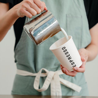 Sauberes Schwarz-Weiß-Espresso-Reiseführer Coffesh Pappbecher