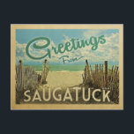 Saugatuck Beach Vintage Postkarte<br><div class="desc">Diese Gruß-Von Saugatuck Vintage Postcard-Design zeichnet sich durch einen Sandstrand mit türkisblauem Meerwasser und über dem Meer aus,  einen blauen Himmel mit duftigen weißen Wolken. Im Vintage Reisen Stil.</div>