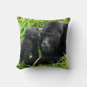 Säuglings-Berggorilla küsst Silberrücken-Gorilla Kissen