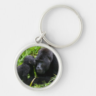 Säuglings-Berggorilla küsst Silberrücken-Gorilla Schlüsselanhänger