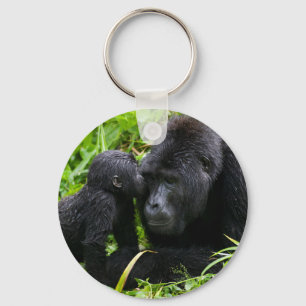 Säuglings-Berggorilla küsst Silberrücken-Gorilla Schlüsselanhänger