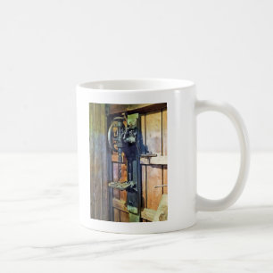 Säulenbohrmaschine in der Werkstatt Kaffeetasse