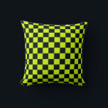 Säuregrün-schwarzes Schachbrettmuster Kissen<br><div class="desc">Ein lebendiges Schachbrettmuster mit abwechselnden neon-gelben und schwarzen Quadraten erzeugt ein auffallendes geometrisches Design,  das einen kühnen und energiegeladenen Ton vermittelt.</div>