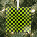 Säuregrün-schwarzes Schachbrettmuster Ornament Aus Glas<br><div class="desc">Ein lebendiges Schachbrettmuster mit abwechselnden neon-gelben und schwarzen Quadraten erzeugt ein auffallendes geometrisches Design,  das einen kühnen und energiegeladenen Ton vermittelt.</div>