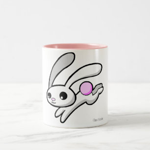 Sautent à cloche-pied le lapin avec la tasse