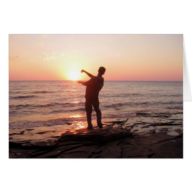 Sauter bascule dans le coucher du soleil (Devant horizontal)