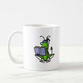 Sauterelle de la patience apprenant la tasse