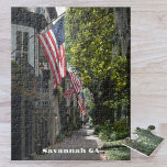 Savannah GA Flag Lined E Jones St Fotografic<br><div class="desc">Dieses fotografische Puzzle mit seinem patriotischen, von der Flagge gesäumten 100. Block der East Jones Street im historischen Zentrum von Savannah, Georgia. Dieser Häuserblock ist bekannt für seine historischen Zuhause mit hohen Eingangstüren, einer malerischen, roten Ziegelstraße im Schatten spanischer Moosbäume und amerikanischer Fahnen, die oft als der patriotischste Teil der...</div>