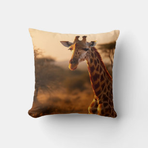 Savannah Sunset: Serene Giraffe Kissen