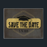 Save the Date Abschluss Modernes Schwarzes Grau Go Postkarte<br><div class="desc">Herzlichen Glückwunsch an Sie und Ihr Absolvent! Teilen Sie mit Ihrer Familie und Ihren Freunden,  dass es einen Abschluss in der Zukunft gibt. Elegantes und stilvolles modernes Design mit Imitaten in Gold und Schwarz-Grau. Graduationsmütze mit Logo-Design. Augenfang und kühn suchen nach den modernen Noten von heute.</div>