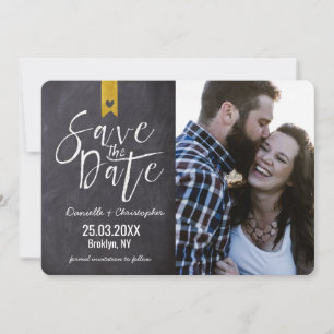 Save The Date Bannière dorée avec typographie rustique sur table