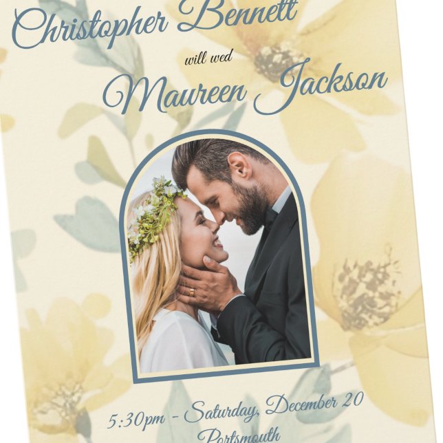 Save The Date Beurre pâle Jaune Doux Bleu Mariage Floral (Close up of Save the Date Butter Yellow & Pale Blue Floral Wedding)