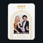 Save the Date Black Gold Stilvolle Art Deco Hochze Magnet<br><div class="desc">Save the Date Black Gold Stilvolle Script Art Deco Wedding Magnet bietet Ihr Lieblings-Foto in einem goldenen Bogen auf einem weißen Hintergrund. Personalisieren Sie Ihren Text, indem Sie den Text in den dafür vorgesehenen Textfeldern bearbeiten. Entwickelt für Sie von ©Evco Studio www.zazzle.com/store/evcostudio</div>