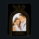 Save the Date Black Gold Stilvolle Art Deco Hochze Magnet<br><div class="desc">Save the Date Black Gold Stilvolle Script Art Deco Wedding Magnete bietet Ihr Lieblings-Foto in einem goldenen Bogen auf einem schwarzen Hintergrund. Personalisieren Sie Ihren Text,  indem Sie den Text in den dafür vorgesehenen Textfeldern bearbeiten. Entwickelt für Sie von ©Evco Studio www.zazzle.com/store/evcostudio</div>
