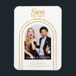 Save the Date Black Gold Stilvolle Moderne Hochzei Magnet<br><div class="desc">Save the Date Schwarz Gold Stilvolle Script Moderne Hochzeitsmagnete bieten Ihnen Ihr LieblingsFoto in einem goldenen Bogen auf weißem Hintergrund. Personalisieren Sie Ihren Text,  indem Sie den Text in den dafür vorgesehenen Textfeldern bearbeiten. Entwickelt für Sie von ©Evco Studio www.zazzle.com/store/evcostudio</div>