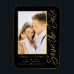 Save the Date Black Gold Stilvolle Moderne Hochzei Magnet<br><div class="desc">Save the Date Black Gold Stilvolle Script Moderne Hochzeitsmagnete verfügen über einen schwarzen Hintergrund mit Ihrem eigenen Foto. Personalisieren Sie Ihren Text,  indem Sie den Text in den dafür vorgesehenen Textfeldern bearbeiten. Entwickelt für Sie von ©Evco Studio www.zazzle.com/store/evcostudio</div>