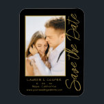 Save the Date Black Gold Stilvolle Moderne Hochzei Magnet<br><div class="desc">Save the Date Black Gold Stilvolle Script Moderne Hochzeitsmagnete verfügen über einen schwarzen Hintergrund mit Ihrem eigenen Foto. Personalisieren Sie Ihren Text,  indem Sie den Text in den dafür vorgesehenen Textfeldern bearbeiten. Entwickelt für Sie von ©Evco Studio www.zazzle.com/store/evcostudio</div>
