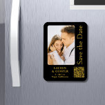 Save the Date Black Gold Stilvolle Moderne Hochzei Magnet<br><div class="desc">Save the Date Black Gold Stilvolle Script Moderne Hochzeitsmagnete verfügen über einen schwarzen Hintergrund mit Ihrem eigenen Foto. Personalisieren Sie Ihren Text,  indem Sie den Text in den bereitgestellten Textfeldern bearbeiten und Ihre Website-URL für Ihren benutzerdefinierten QR-Code hinzufügen. Entwickelt für Sie von ©Evco Studio www.zazzle.com/store/evcostudio</div>