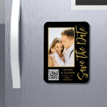 Save the Date Black Gold Stilvolle Moderne Hochzei Magnet<br><div class="desc">Save the Date Black Gold Stilvolle Script Moderne Hochzeitsmagnete verfügen über einen schwarzen Hintergrund mit Ihrem eigenen Foto. Personalisieren Sie Ihren Text,  indem Sie den Text in den bereitgestellten Textfeldern bearbeiten und Ihre Website-URL für Ihren benutzerdefinierten QR-Code hinzufügen. Entwickelt für Sie von ©Evco Studio www.zazzle.com/store/evcostudio</div>