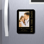 Save the Date Black Gold Stilvolle Moderne Hochzei Magnet<br><div class="desc">Save the Date Black Gold Stilvolle Script Modern Wedding Magnet bietet einen schwarzen Hintergrund mit Ihrem eigenen Foto. Personalisieren Sie Ihren Text,  indem Sie den Text in den dafür vorgesehenen Textfeldern bearbeiten. Entwickelt für Sie von ©Evco Studio www.zazzle.com/store/evcostudio</div>