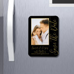 Save the Date Black Gold Stilvolle Moderne Hochzei Magnet<br><div class="desc">Save the Date Black Gold Stilvolle Script Moderne Hochzeitsmagnete verfügen über einen schwarzen Hintergrund mit Ihrem eigenen Foto. Personalisieren Sie Ihren Text,  indem Sie den Text in den dafür vorgesehenen Textfeldern bearbeiten. Entwickelt für Sie von ©Evco Studio www.zazzle.com/store/evcostudio</div>