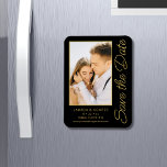 Save the Date Black Gold Stilvolle Moderne Hochzei Magnet<br><div class="desc">Save the Date Black Gold Stilvolle Script Moderne Hochzeitskarten mit schwarzem Hintergrund und eigenem Foto. Personalisieren Sie Ihren Text,  indem Sie den Text in den dafür vorgesehenen Textfeldern bearbeiten. Entwickelt für Sie von ©Evco Studio www.zazzle.com/store/evcostudio</div>