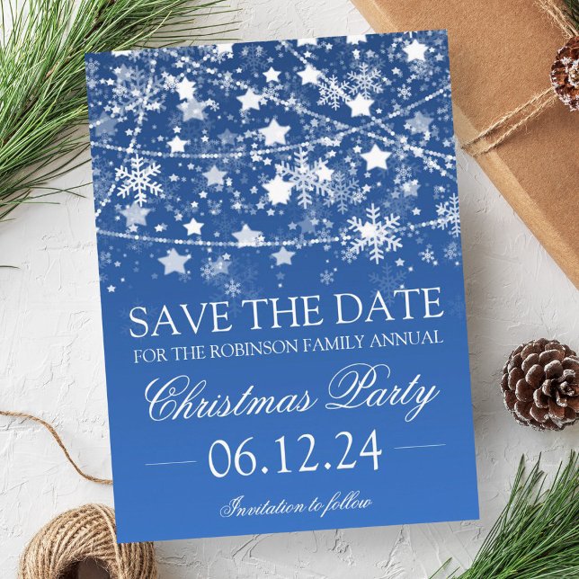 Save the Date Blue Winter Holiday String Lights Ankündigungspostkarte (Save The Date Blue Winter Holiday String Lights Announcement Postcard)