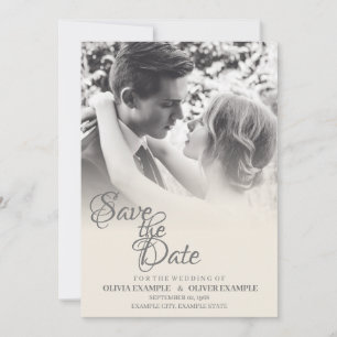 Save The Date Couple de mariés s'embrassant en monochrome