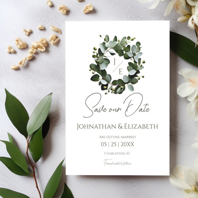 Save The Date Couronne Monogramme Eucalyptus moderne | BLANCHE (White Modern Monogram Eucalyptus Wreath Save the Date)