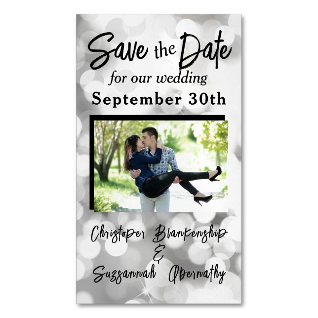 Save the Date Custom Foto Bokeh Wedding Magnetische Visitenkarte (Vorderseite Vertikal)